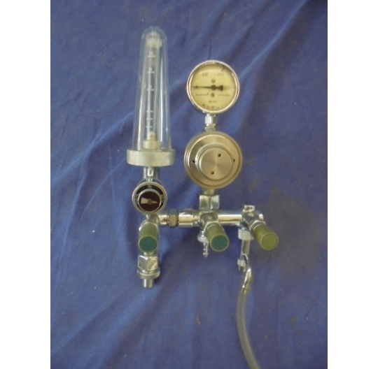 O2 pressure reducer with flow meter