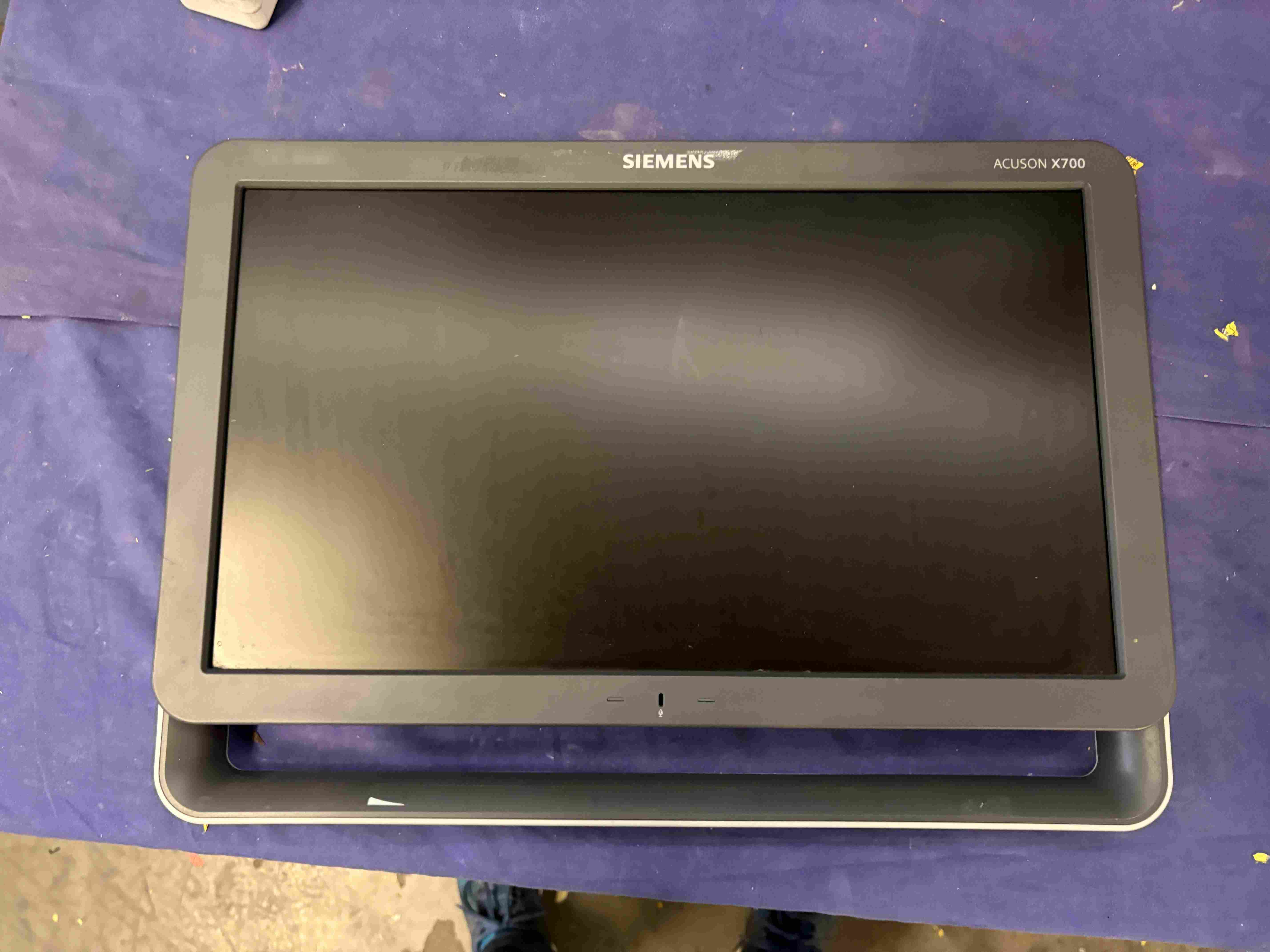 SIEMENS - Acuson X700 monitor